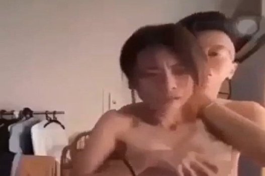 Хоанг Куу Бао и ее подруга Линх Линх показали секс -клип